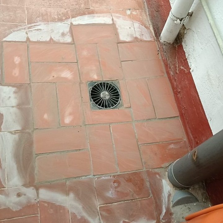 Desagüe de una terraza recién arreglado y bien acabado.