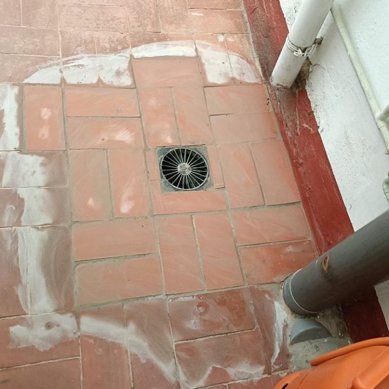 Evacuación de aguas Desagüe de terraza recién arreglado y bien acabado