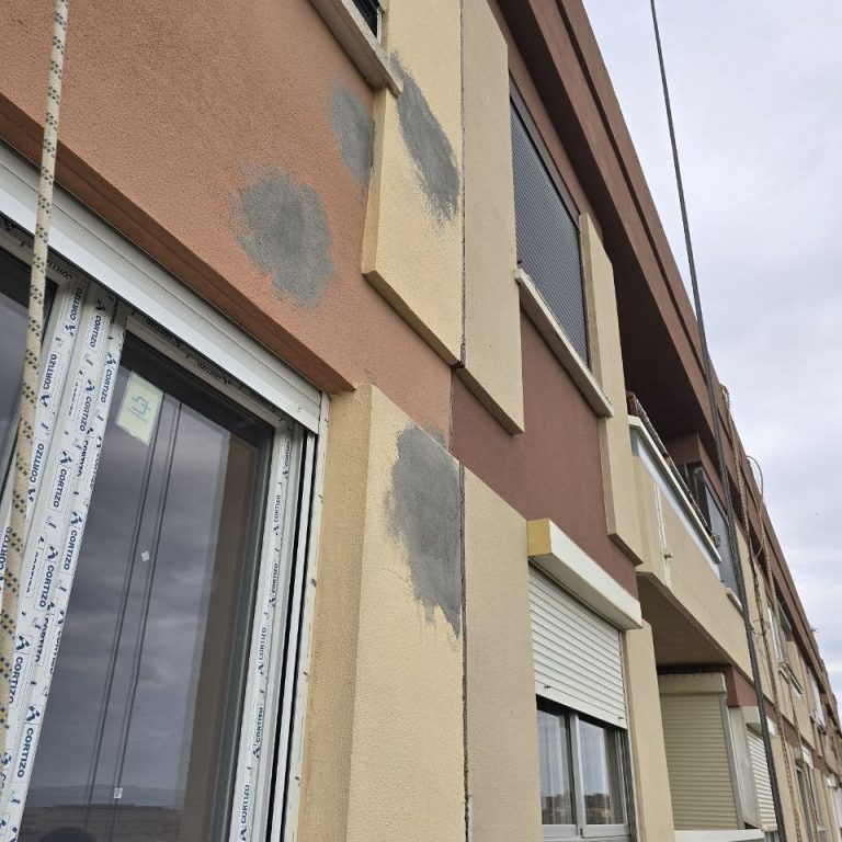 Mantenimiento de fachadas Fachado con restos de cemento reparador