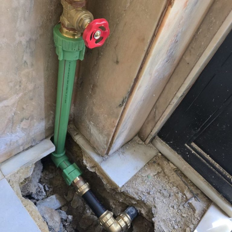 Registro de aguas Tubería con llave de paso que viene del suelo pendiente de tapar con baldosas